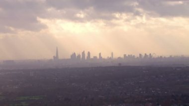 Sisli sonbahar sabahı Londra manzarası
