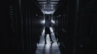 bir veri merkezinde çalışan mühendisler