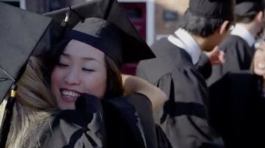 mezuniyet gününde arkadaş grubu