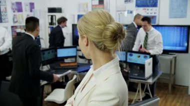 ofiste çalışan mali trader