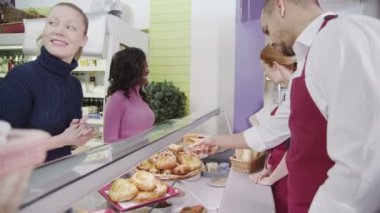 mutlu müşteriler bir kafe ya da ekmek taze hamur işleri seçilen seçimi