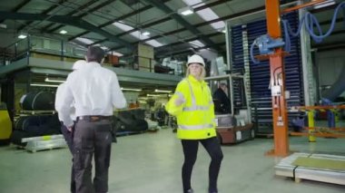 takım kaldırma ve boş ahşap palet taşıma meşgul depo işçileri