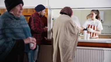 evsizleri besleme için aşevi gönüllü yardım