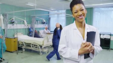gülümseyen kadın doktor hastane koğuşunda üzerinde