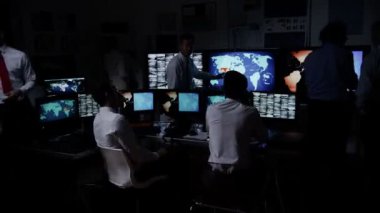 sistem kontrol odasında erkek güvenlik personeli