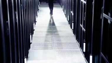 BT Mühendisi kadın veri merkezinde çalışıyor