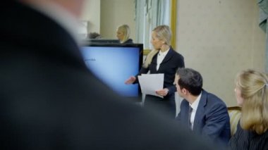 Konferans masa etrafında oturmuş iş adamları