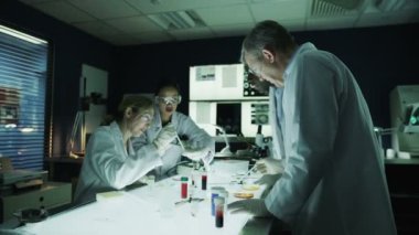 laboratuarda çalışan tıbbi araştırma ekibi