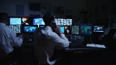 sistem kontrol odasında erkek güvenlik personeli