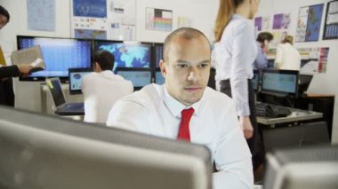 piyasa tüccar telefon üzerinden anlaşma yapıyor