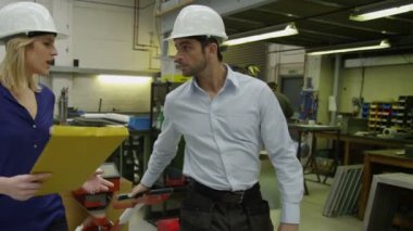 elfoglalt raktárosok megbeszélhetik, ahogy mennek a munkájukOnlar kendi iş hakkında gitmek gibi meşgul ambar çalışanlarının birlikte sohbet