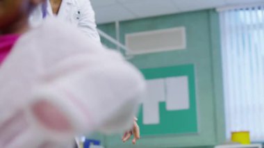 şirin ve sevimli küçük kız hastanede doktor doğru adım atıyor