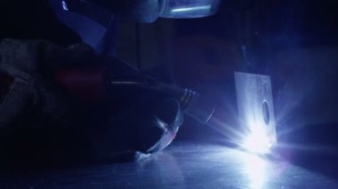 karanlık bir ortamda çalışmaya kaynak makinesi