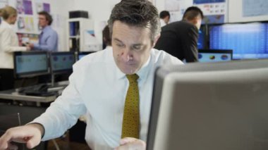 piyasa tüccar telefon üzerinden anlaşma yapıyor