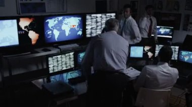 sistem kontrol odasında erkek güvenlik personeli