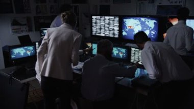 sistem kontrol odasında erkek güvenlik personeli