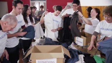 t. shirt ile bağışlanan giysi sıralama sadaka gönüllü beyaz baskılı