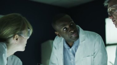 bilim adamları birlikte çalışıyoruz