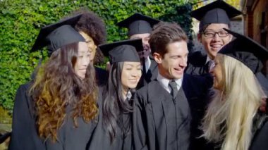 mezuniyet gününde arkadaş grubu