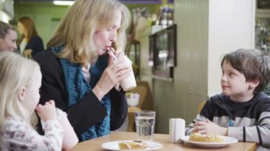 mutlu sevgi dolu aile zevk bir kafede içecekler ve aperatifler