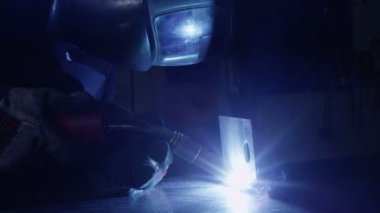 karanlık bir ortamda çalışmaya kaynak makinesi