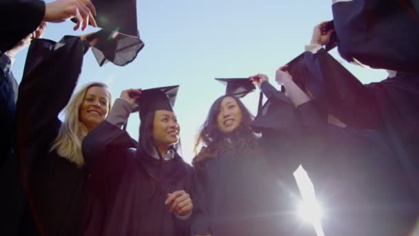 Los casquillos de graduación se lanzan al aire — Vídeos de Stock