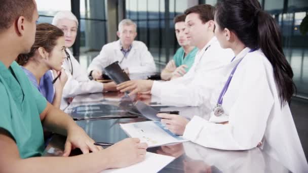 Medisch team bespreken van patiënt x-ray resultaten — Stockvideo