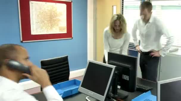 Профессионалы на работе в напряженном офисе — стоковое видео