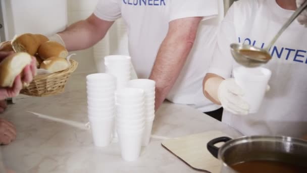 Sopa de cocina voluntarios ayudan a alimentar a las personas sin hogar — Vídeos de Stock