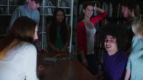 Gelukkig en zorgeloze groep van jonge vrienden verzameld rond een piano op een feestje — Stockvideo