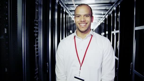 Engenheiro de TI trabalhando em data center — Vídeo de Stock