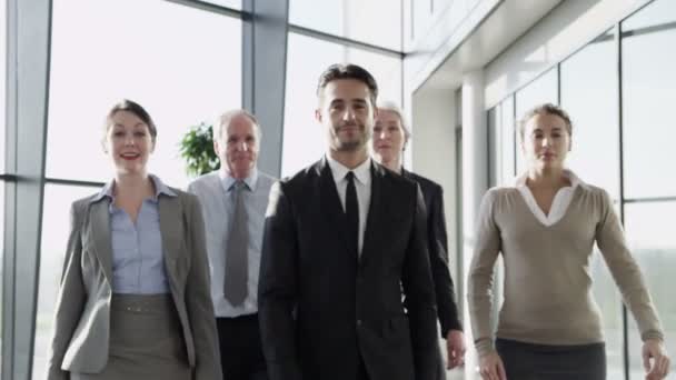 Equipo de negocios en edificio de oficinas — Vídeos de Stock