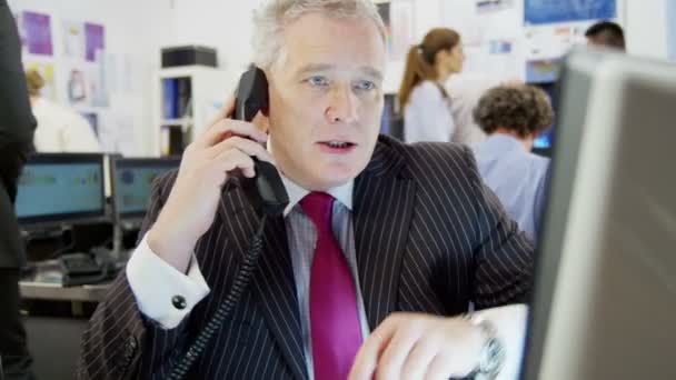 trader du marché fait affaire par téléphone 