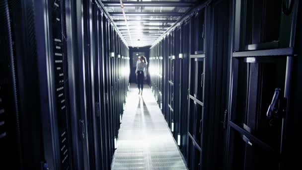 Ingénieur informatique féminine travaille dans un centre de données 