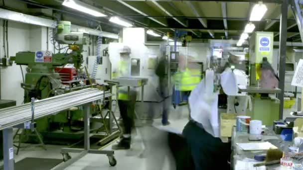 Ofis bölümünde, bir ambar veya fabrika meşgul işçiler — Stok video