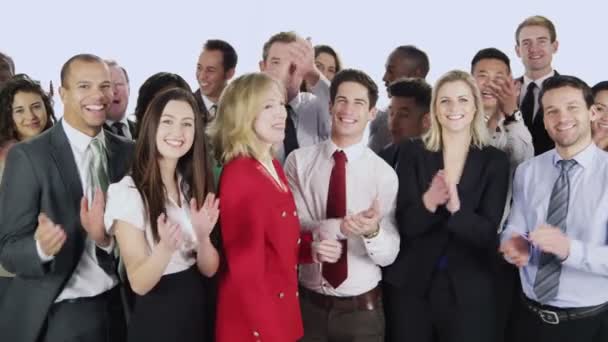 幸せなビジネスの人々 が一緒に立っています。 — ストック動画