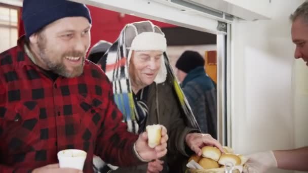 Sopa de cocina voluntarios ayudan a alimentar a las personas sin hogar — Vídeo de stock