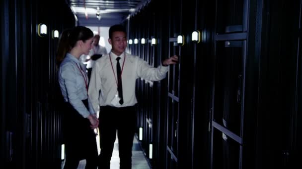 Werknemers op het datacenter — Stockvideo