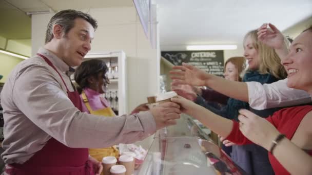 Дружелюбные мужчины и женщины-баристы, обслуживающие клиентов в кофейне — стоковое видео