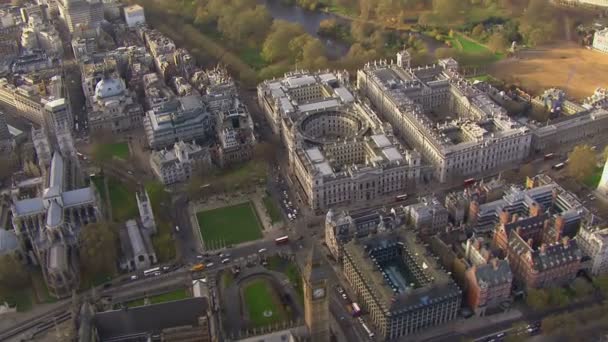 Vista aérea sobre la calle Downing en la ciudad londinense de Westminster — Vídeo de stock