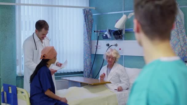 Enfermeira sorridente na enfermaria hospitalar — Vídeo de Stock
