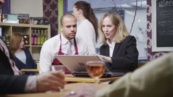 Heureux travailleur de café masculin dans une réunion informelle avec son employeur .