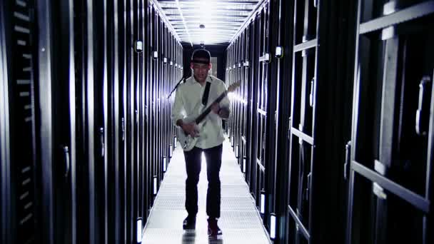 Ingénieur informatique basculant dans un centre de données 