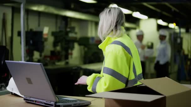 Los trabajadores en un almacén con un ordenador portátil están preparando las mercancías para la entrega — Vídeo de stock