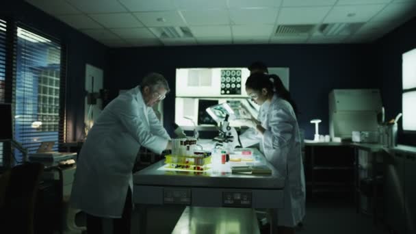 Onderzoekers die werken in laboratorium faciliteit — Stockvideo