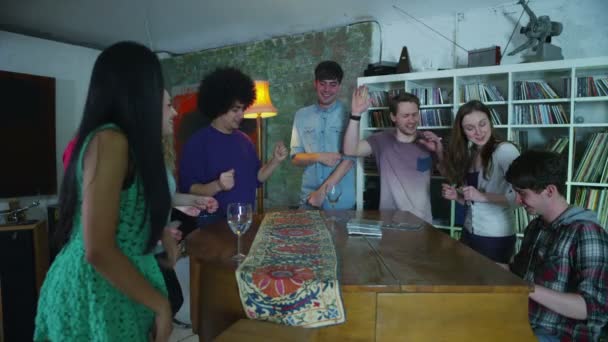 幸せと屈託のないグループの若い友人のパーティーでピアノの周りに集まった — ストック動画