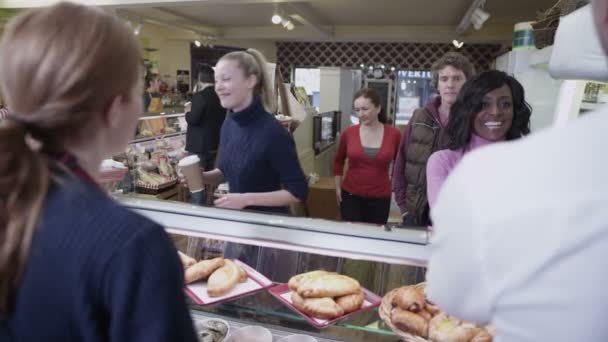 Nöjda kunder köpa kaffe och färska bakverk på ett kafé — Stockvideo