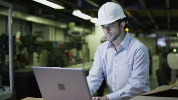 Los trabajadores en un almacén con un ordenador portátil están preparando las mercancías para la entrega — Vídeos de Stock