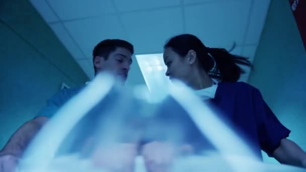 Le personnel médical parle au patient dans un état grave 