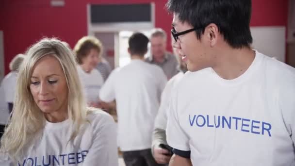 Супові кухонні волонтери допомагають годувати бездомних — стокове відео